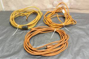 lot 178 image: 3 HEAVY DUTY 25FT INDOOROUTDOOR EXTENSION CORDS