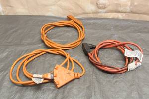 lot 181 image: 3 HEAVY DUTY 9FT  INDOOROUTDOOR EXTENSION CORDS