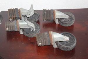 lot 189 image: FOUR 3 CASTERS 2 ARE LOCKING