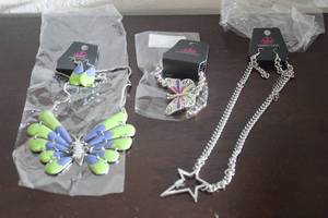 lot 192 image: 3 NEW PAPARAZZI NECKLACES AND BRACLET