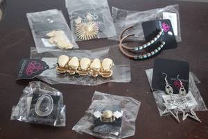 lot 195 image: 7PC NEW PAPARAZZI NECKLACE EARRING BRACLETS