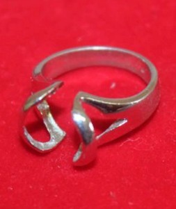 lot 200 image: 925 STERLING SILVER RING WEIGHS 4.9 GRAMS