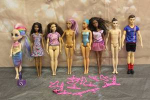 lot 10 image: TOTAL OF 7 MATTEL BARBIES WITH ACCESSORIES