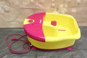 lot 13 image: CONCAIR SASSY FEET FOOT BATH WITH VIBRATION , HEAT PEDICURE SET