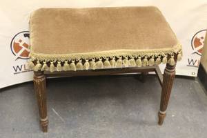 lot 15 image: VINTAGE UPHOLSTERED WOOD VANITY BENCH