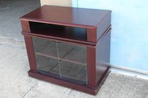 lot 22 image: WOOD TRADITIONAL SWIVEL TOP TRADITIONAL