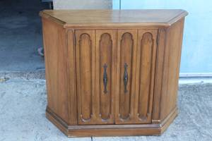 lot 23 image: MCM VINTAGE CONSOLE WOOD TABLE WITH 2-DOORS AND HIDDEN SHELVES , 36L X 12 X 29H