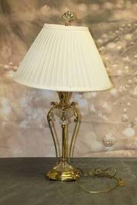 lot 28 image: VINTAGE GATCO SOLID BRASS & GLASS TABLE LAMP 31H