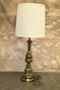 lot 29 image: VINTAGE BRASS TALL TABLE LAMP 43