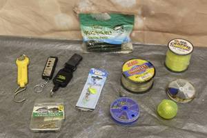 lot 32 image: FISHING ACCESSORY LOT  SEE PICS