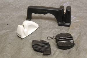 lot 35 image: TOTAL OF 4 ASSORTED KNIFE SHARPENERS,- FABERWARE,SMITHS, AMERICAN ANGLER
