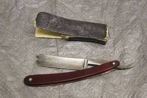 lot 40 image: VINTAGE WILBERT CUTLERY COMPANY STRAIGHT RAZOR