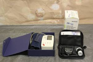 lot 57 image: MCKESSON TRUE METRIX PRO GLUCOSE METER & SUNBEAM DIGITAL BLOOD PRESSURE METER 7652