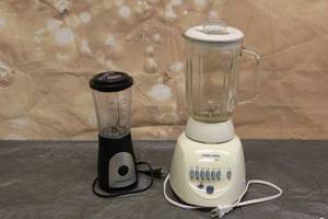 lot 58 image: TOASTMASTER  TM-3MBL & BLACK& DECKER CRUSH MASTER BL10450H