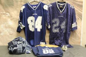 lot 72 image: DALLAS COWBOYS MEMORABILIA LOT  -NOVACEK BARBER JERSEY CUTTING BOARDADULT SNUGGIEWITTEN RECYCLE BAG & LANYARD  SEE PICS