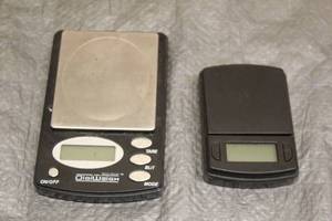 lot 74 image: TOTAL OF 2 DIGITAL POCKET SCALES - DIGIWEIGHDIGITZ