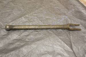 lot 82 image: KEN TOOL 32039 TIE ROD SPREADER B39