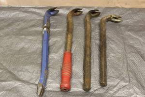 lot 84 image: TOTAL OF 4 CLAW NAIL PULLER PRY BARS  SEE PICS