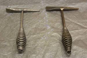 lot 86 image: TOTAL OF 2 WELDERS SPRING HANDLE CHIPPING SLAG HAMMERS