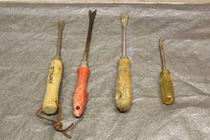 lot 87 image: TOTAL OF 4 HAND WEEDERS DANDELION FORK TOOLS