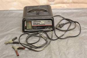 lot 90 image: SCHUMACHER 62 AMP DUAL RATE BATTERY CHARGER  SE-82-6