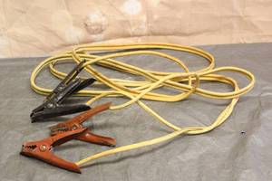 lot 105 image: HEAVY DUTY YELLOW JUMPER BOOSTER CABLES