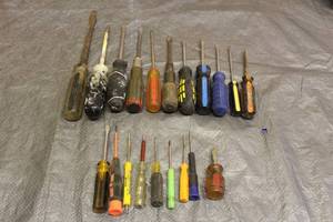 lot 108 image: TOTAL OF 20 ASSORTED BRANDSIZE FLAT HEAD SCREWDRIVERS