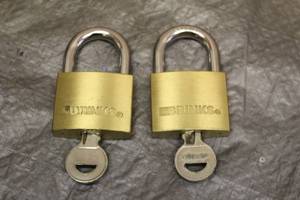 lot 119 image: TOTAL 2 BRINKS LOCK WITH KEYS