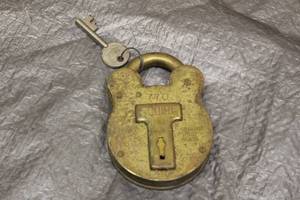 lot 121 image: VINTAGE SQUIRE & SONS SOLID BRASS LOCKS WITH KEY , MADE IN ENGLAND
