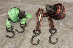 lot 124 image: TOTAL OF 2 TIE DOWN TOW STRAPS WITH HOOK  SMART STRAPS  HUSKY