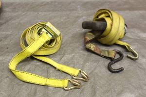 lot 127 image: TOTAL YELLOW TIE DOWN STRAPS WITH HOOKS