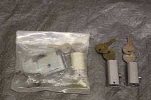 lot 135 image: TOTAL OF 3 FILE CABINET LOCKS WITH KEYS
