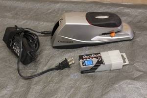 lot 136 image: SWINGLINE OPTIMA 20 MODEL 48208 WITH LOT OF STANLEY SHARP SHOOTER STAPLES