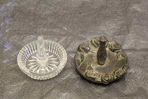 lot 138 image: TOTAL OF 2 VINTAGE RING HOLDERS