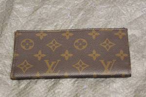 lot 139 image: LOUIS VUITTON BIFOLD PASSPORT WALLET