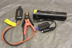 lot 140 image: GO POWER JUMP STARTERMODEL JF200