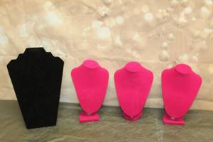 lot 150 image: TOTAL OF 4 BUST NECKLACE DISPLAYS