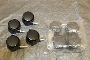 lot 153 image: TOTAL OF 2 SET OF 4 THREADED STEM 2 SWIVEL LOCKING CASTERS