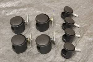 lot 154 image: TOTAL OF 4 THREADED STEM 1 38 CASTERS & TOTAL OF 4 SWIVEL  PLATE 2 FURNITURE CASTERS