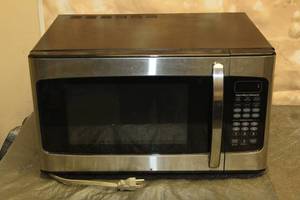 lot 158 image: WALMART HAMILTON BEACH MICROWAVE OVEN ,EM031MZC-X1