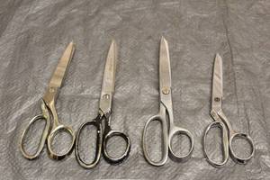 lot 160 image: TOTAL OF 4 PAIR VINTAGE SHEARS- CLAUSS,BELDING,GOLD SEAL,CASE  SEE PICS