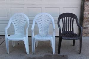 lot 164 image: TOTAL OF 3 PLASTIC GARDEN CHAIRS  BOTH WHITE CHAIRS ARE PROGARDEN