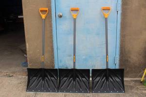 lot 186 image: LOT OF 3 18IN SNOW SHOVELS GREAT FOR TRASHLEAF  PICK UP