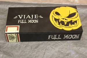 lot 70 image: VIAJE FULL MOON WOOD CIGAR BOX
