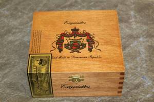 lot 90 image: EXQUISITOS A. FUENTE WOOD CIGAR BOX , MADE IN DOMINICAN REPUBLIC