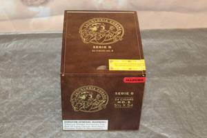 lot 95 image: LA GLORIA CUBANA SERIE R No 5 WOOD CIGAR BOX , MADE IN DOMINICAN REPUBLIC