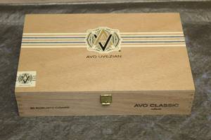 lot 101 image: AVO UVEZIAN CLASSIC ROBUSTO WOOD CIGAR BOX MADE IN DOMINICAN REPUBLIC