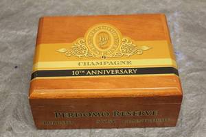 lot 146 image: PERDOMO RESERVE 10TH ANNIVERSARY ROBUSTO CHAMPAGNE WOOD CIGAR BOX MADE IN NICARAGUA