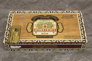 lot 147 image: ARTURO FUENTE MAGNUM R VITOIA FIFTY-TWO ROSADO SUNGROWN WOOD CIGAR BOX MADE IN DOMINICAN REPUBLIC