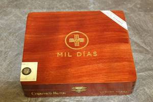 lot 150 image: CROWN HEADS MIL DIAS CORONA GORDA WOOD CIGAR BOX MADE IN NICARAGUA